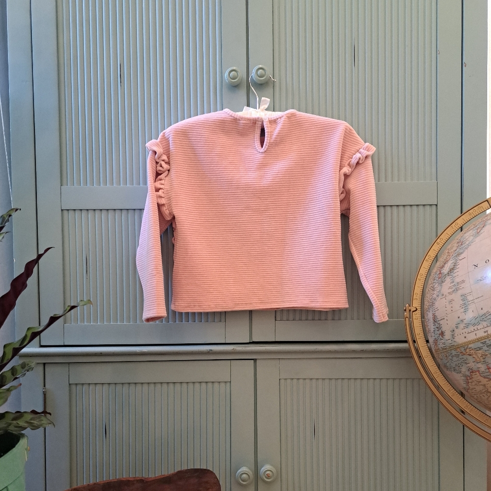 Ribbed pink pullover.